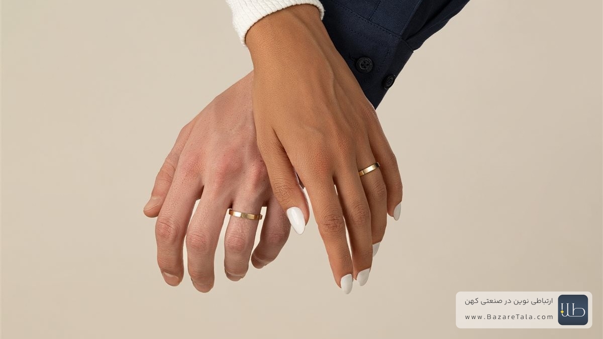 انگشتر در انگشت میانی